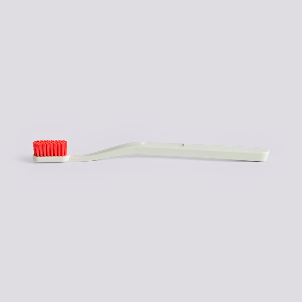 HAY Zahnbürste „Tann Pine Off-White & Red“ | Schlicht & kontrastreich | HAY