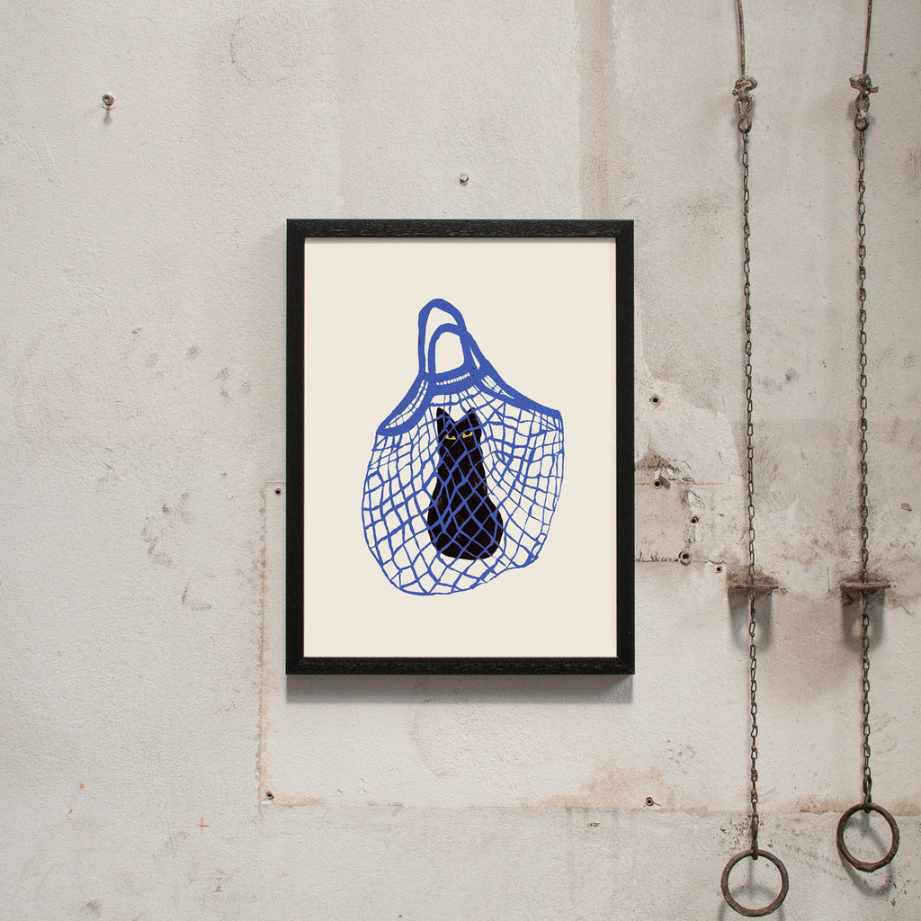 Chloe Purpero Johnson The Cat’s in the Bag (30 x 40 cm) | Fine Art Print von Chloe Purpero Johnson schwarz