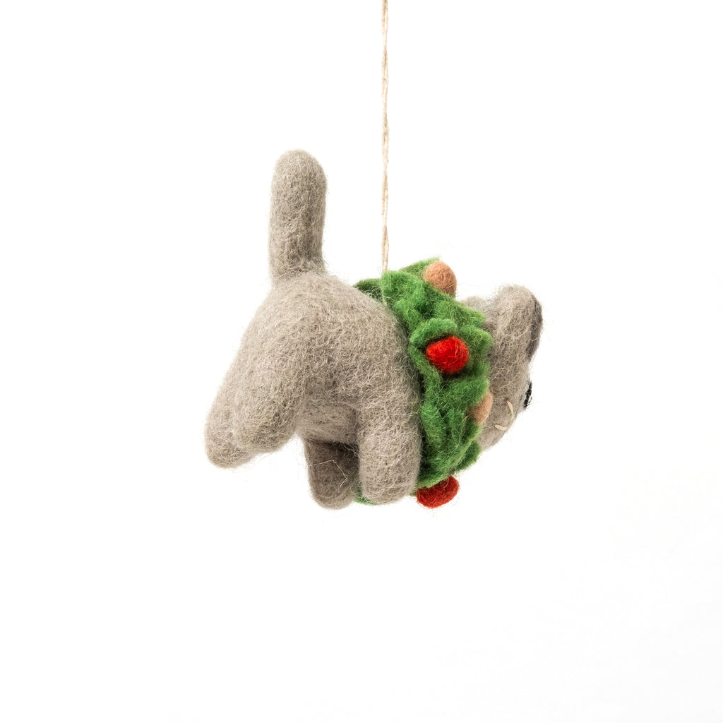 WRAP Filzanhänger WRAP “Ernest, Cat in Wreath” | Katzenanhänger mit festlichem Kranz