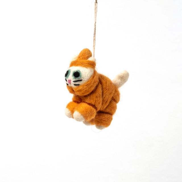 WRAP Filzanhänger WRAP “Lee, Cat in an Orange Puffa” | Filzanhänger mit Katze im Mantel
