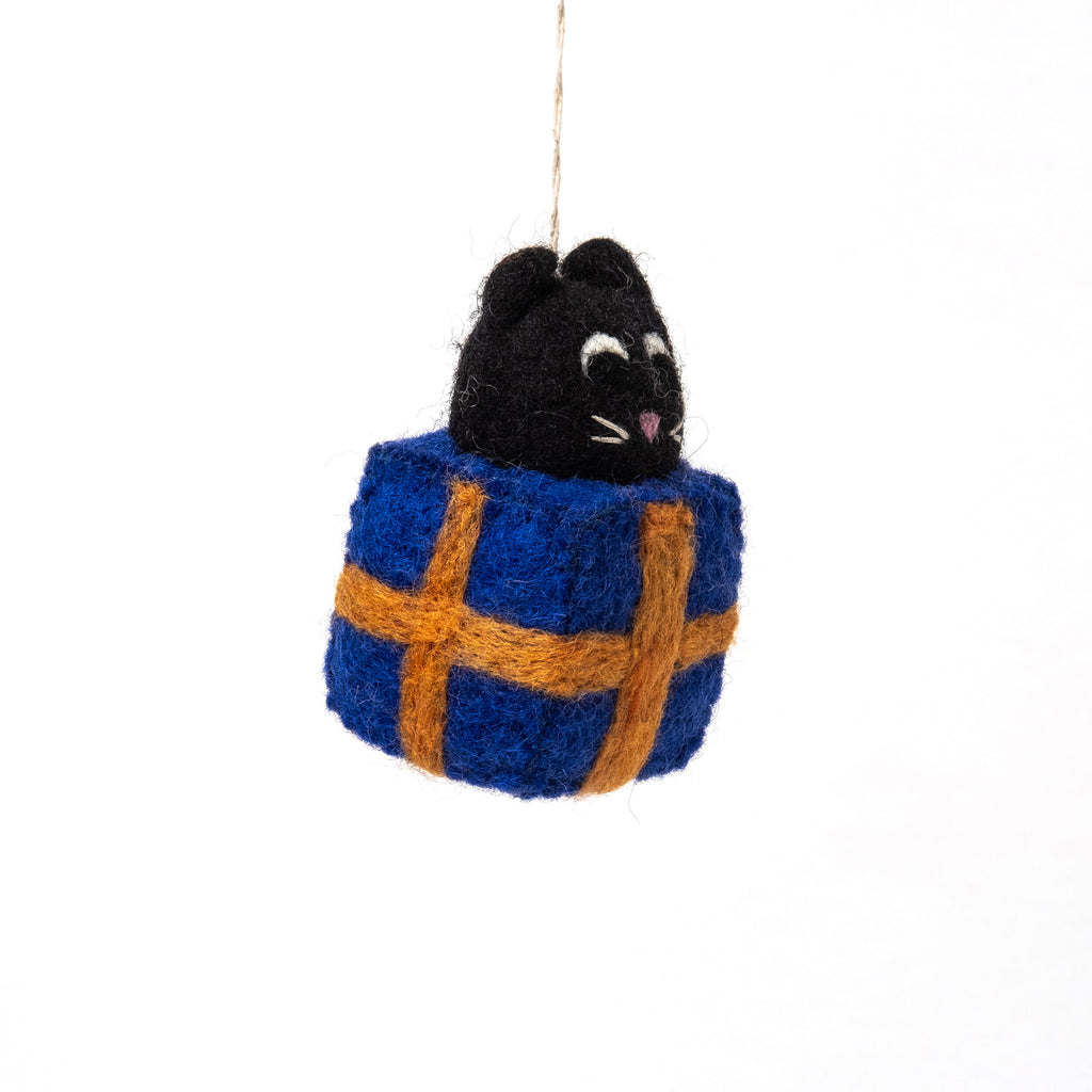 WRAP Filzanhänger WRAP “Roland, Cat in a Box” | Filzanhänger mit Katze im Geschenkpaket