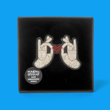 Macon&Lesquoy Brosche „Hands et Heart“ | Handbestickt | Macon&Lesquoy
