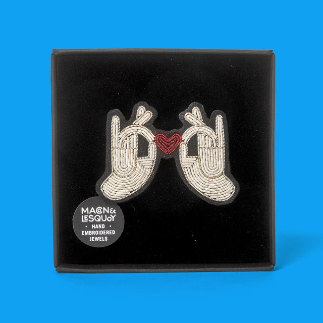 Macon&Lesquoy Brosche „Hands et Heart“ | Handbestickt | Macon&Lesquoy