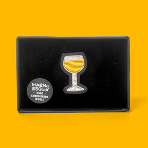 Macon&Lesquoy Brosche „Glass of White Wine“ | Handbestickt | Macon&Lesquoy