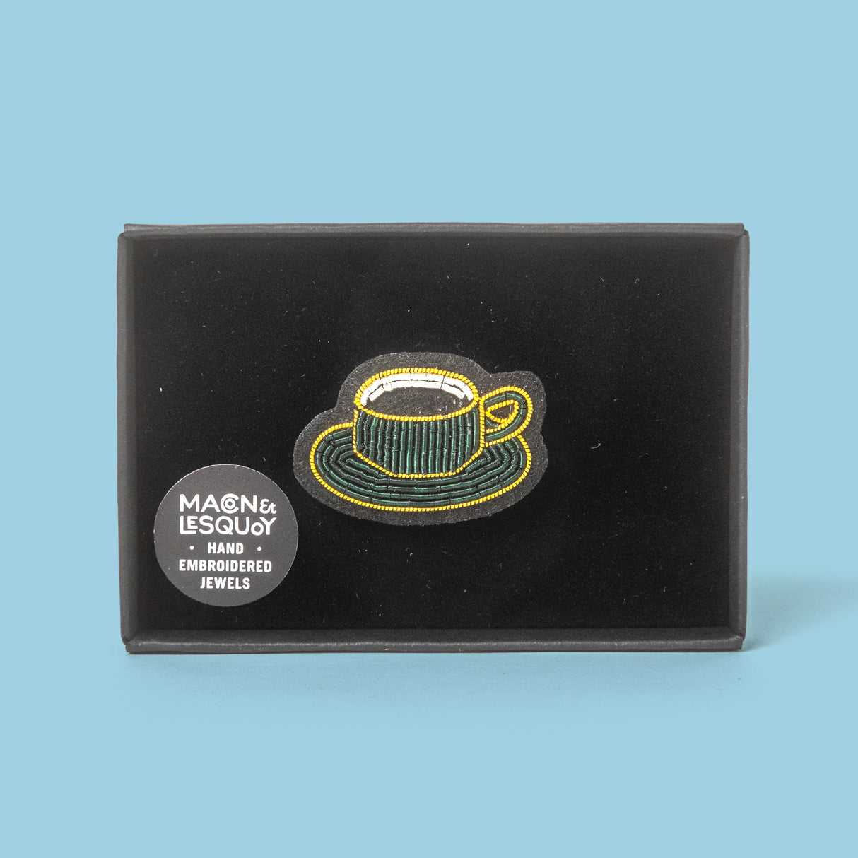 Macon&Lesquoy Brosche „Cup of Coffee“ | Handbestickt | Macon&Lesquoy