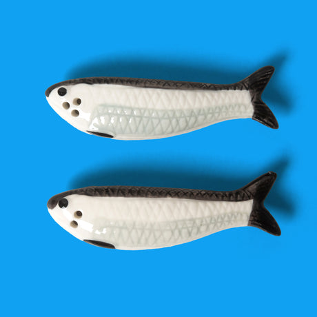 &Klevering Salz- und Pfefferstreuer "Sardine" von &Klevering | Originelle Fisch-Form aus hochwertigem Keramikdesign