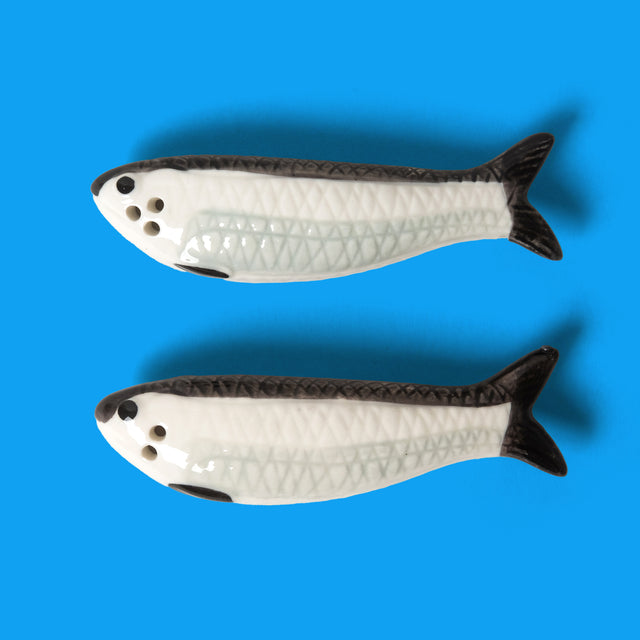 &Klevering Salz- und Pfefferstreuer "Sardine" von &Klevering | Originelle Fisch-Form aus hochwertigem Keramikdesign