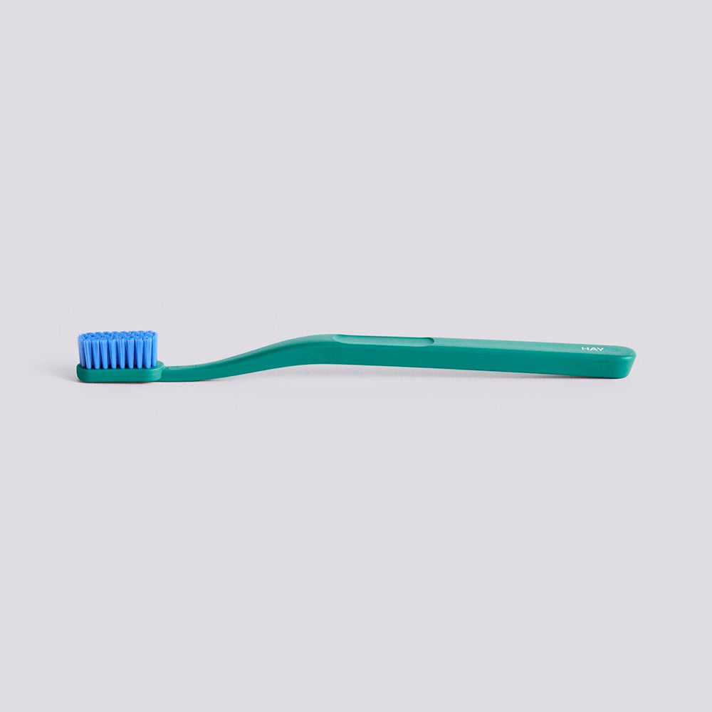 HAY Zahnbürste „Tann Pine Green & Blue“ | Frisch, farbig & funktional | HAY