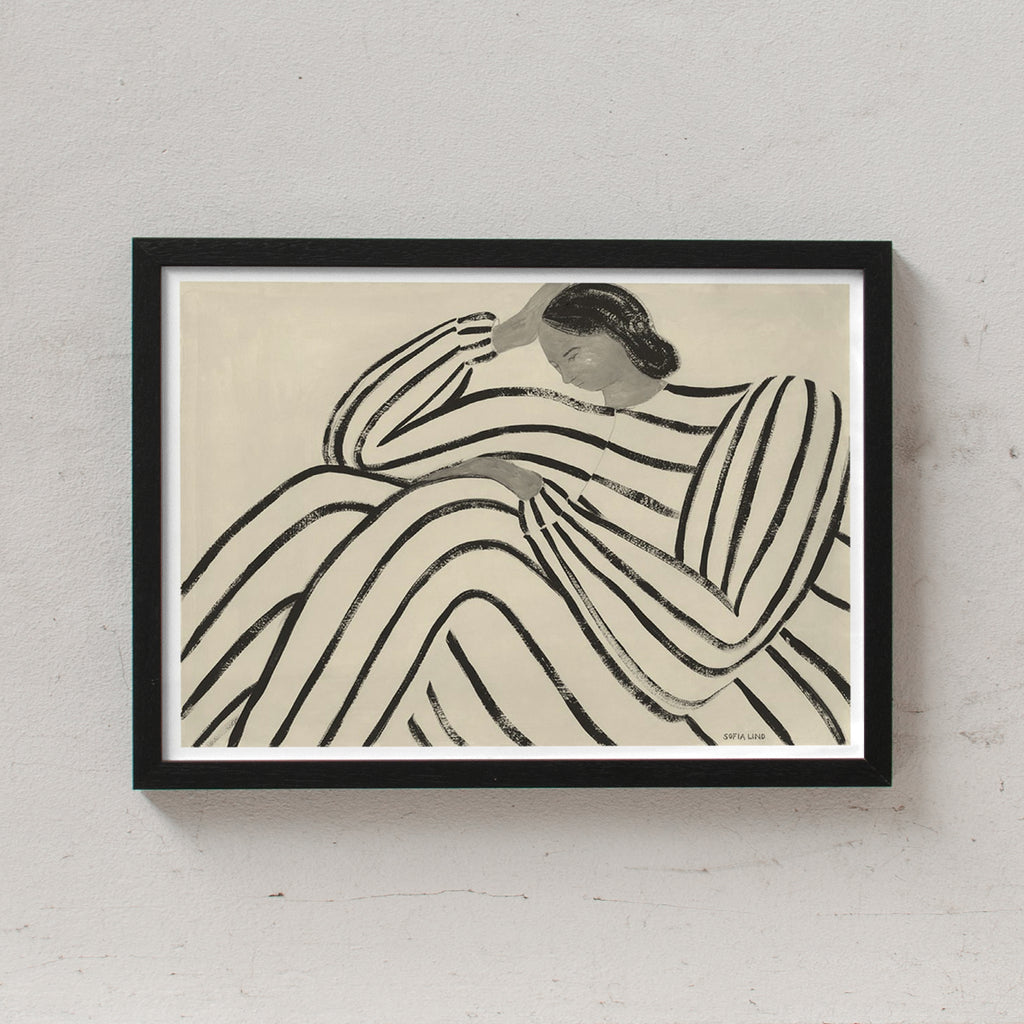 Sofia Lind Waiting (50 x 70 cm) | Fine Art Print von Sofia Lind schwarz