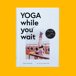 artfolio Buch „Yoga While You Wait“ | artfolio | Yoga für unterwegs