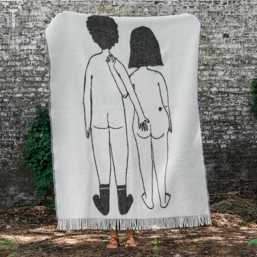 helen b Decke helen b "Naked Couple Back" | Überwurf aus neuseeländischer Wolle (130x170 cm)